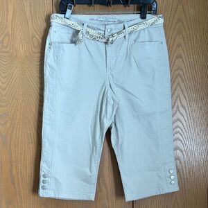 Gloria Vanderbilt women’s 8  Tan capri with Braided Belt slimming